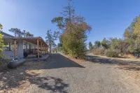 Charming 2-bedroom cabin Near Yosemite NP, High Speed WiFi in lovely Mariposa - Alphydda