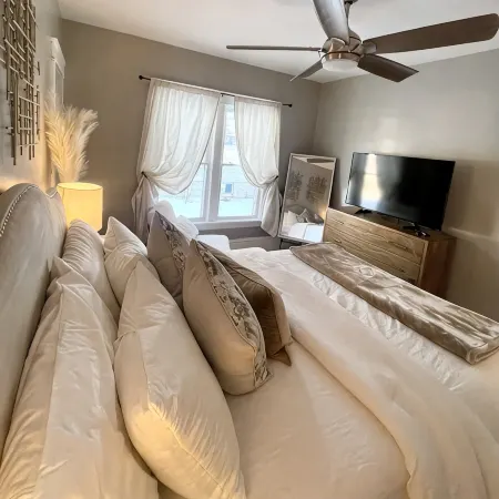 Cozy Home with LOTS of space- Less than 1 mile to ISU & IWU, 5 miles to airport Hoteles en Normal