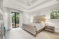 Home with Private Pool Oasis Minutes to Naples’ Best Beaches by Esthetic Stays - 4-Sterne
