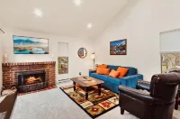 River Inn Cabin Theme Flat w/ Dock - Homestays