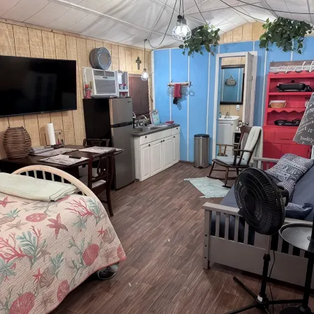 The Hideout<Br>Less Than 5 Minutes from Lake Palestine. Seventy Five a nt.