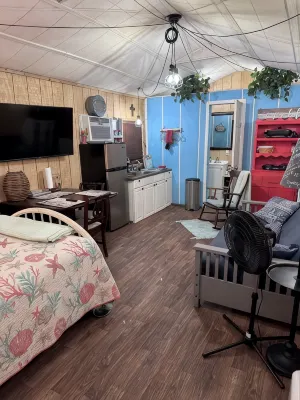 The Hideout<Br>Less Than 5 Minutes from Lake Palestine. Seventy Five a nt. - Chalets