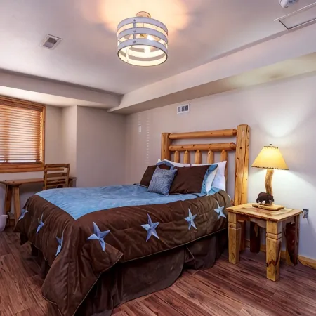 NEW Indian Paintbrush Log Cabin -Sleeps 12+ on scenic horse ranch with views!