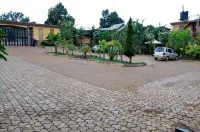 Ropani Hotel - parking