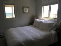 Charming and Cozy Lake Front Cottage on Private Beach - Boutique