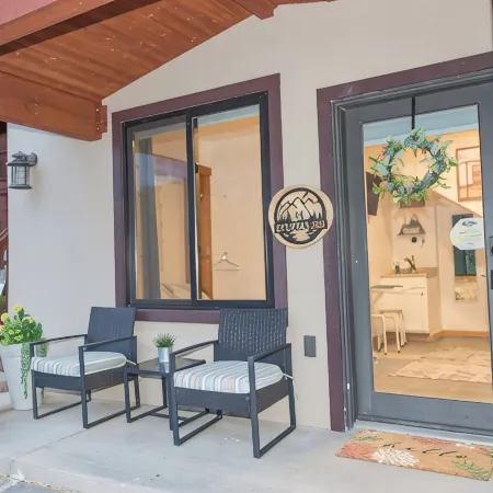 STUDIO 203: AMAZING Mountain Views - 5 Minutes to Downtown Durango! Pet Friendly