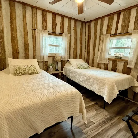 Creekside Log Cabin w/firepit, near quaint towns Thomas/Davis & many state parks