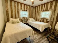 Creekside Log Cabin w/firepit, near quaint towns Thomas/Davis & many state parks - 3 étoiles