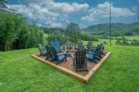 NEW!! Amazing Views & 2 porches. 2 Dens. Fire Pit. Hot Tub. Game Room. Smart TVs - 4 stjerner