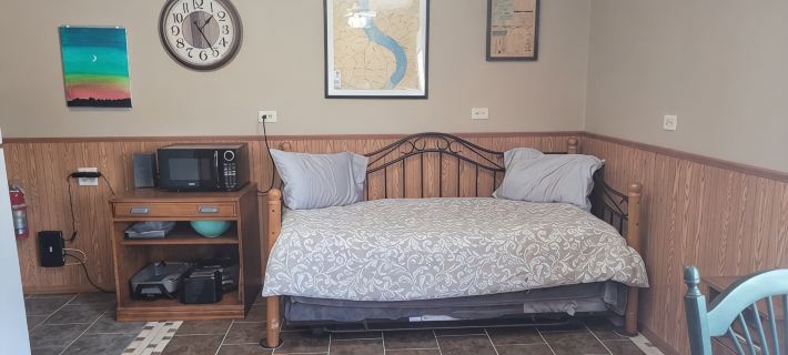 Cozy cabin in adorable Genoa with AC, WiFi pet friendly and close the river. Hotels in Vernon County