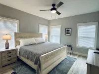 Beautiful home on the river, mins to the Gulf; fire-pit, bar, view - Pools