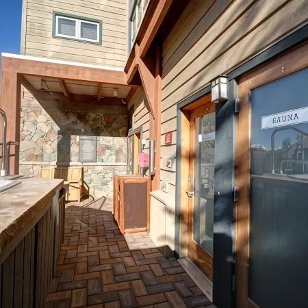 Best deck view of River Run ski slope 1 min walk to gondola/village 2 bed 2 bath