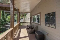 New Modern Mountain Condo with Vista Mountain Views, Large Deck, Washer & Dryer! - Vuoristonäköala