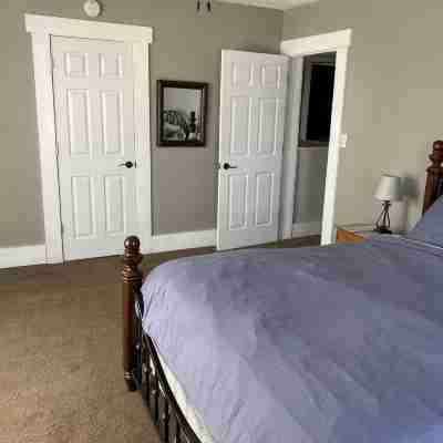 Cozy Downtown 3 Bedroom Rooms