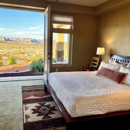 Luxury Near Lake Powell & Antelope Canyon: Hot Tub, Views & EV Charger