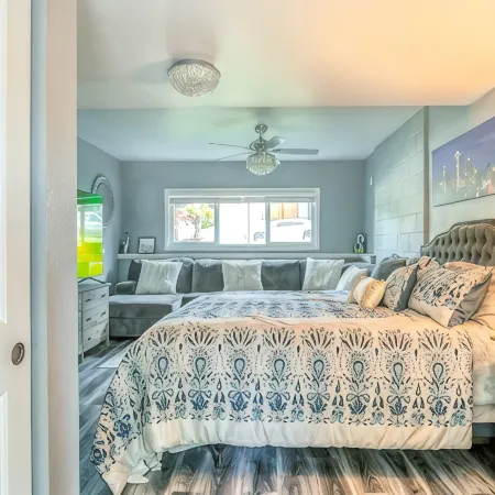 Suite with Hot Tub -AC  - Huge Fenced Yard - Mt. Rainier View - Private Entrance