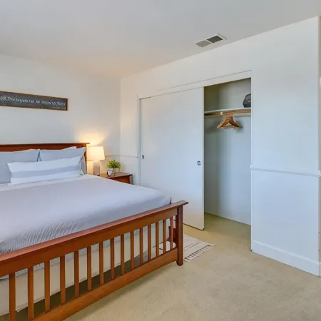 Cozy and quiet 6-bedroom retreat close to outlet mall shopping and more!