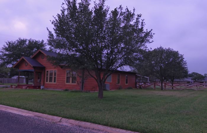 Charming Lodge in Poth, TX
