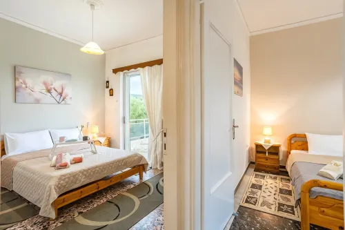 Seaside Family Haven - Avia's Spacious Getaway - Mountain view