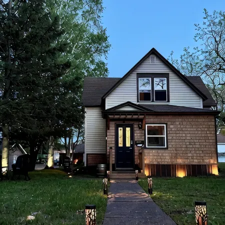 Charming Cottage! - 3 Bedrooms, 4 Beds, 2 Full Baths, 6 Adults