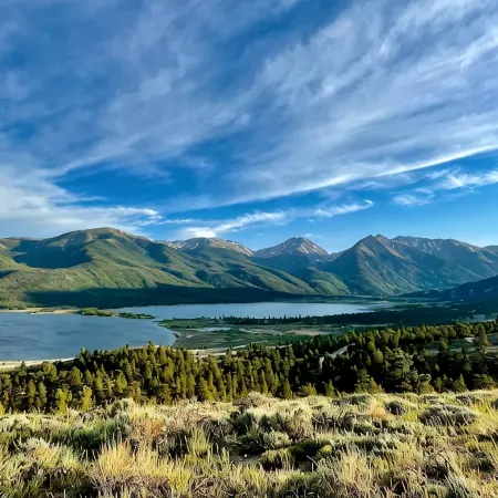 Luxury Town Home+Hot Tub! Mountain View, River/Lake front, close to Ski Resorts