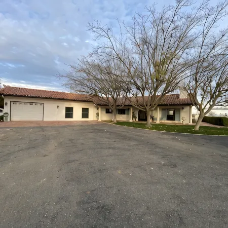 6 Bed 3 Bath House Surrounded by 10 Acres of Vines w Pool, Jacuzzi, & Fire Pit.