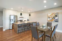 SRS  Sunrise Suite ~ Private 2 King Apartment with Parking - Apartments