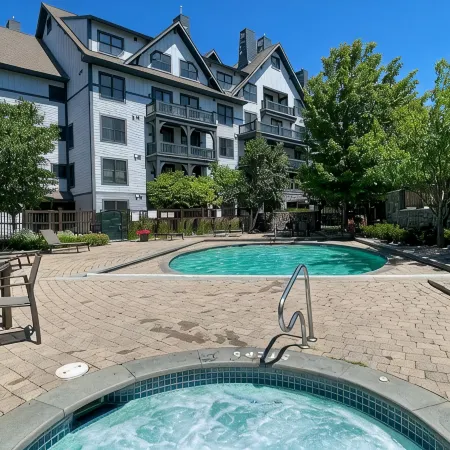 Luxury Condo*Hot Tub*Pool*Fireplace*Walk to Lifts*Near Golf Course & Fitness Ctr