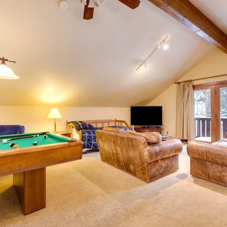 Steps from Four O Clock Run, Spacious and Charming  Ski-In/Ski-Out Retreat