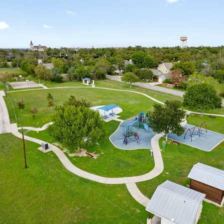 Downtown Georgetown Retreat for the family or entertaining. Pet-Friendly!