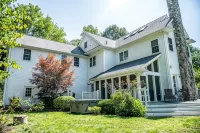 Large Luxury Family Home Near Five Colleges. The TOP short term rental in area! - 피트니스 시설