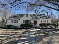 New! Cheerful cottage filled with art and books in the heart of Waxahachie - 4 estrellas