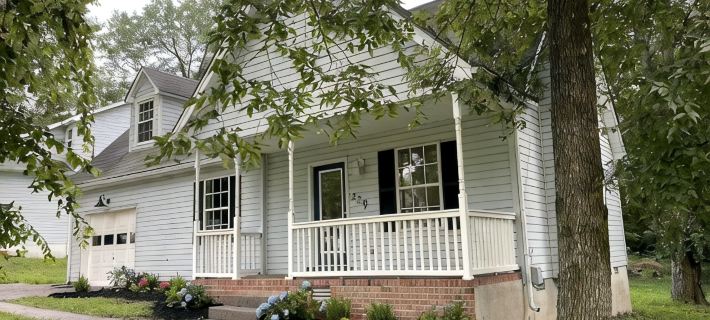 CENTRALLY LOCATED - 4 bedroom- Hancock House - Pet Friendly. 1 gig internet. Hotels in Gallatin