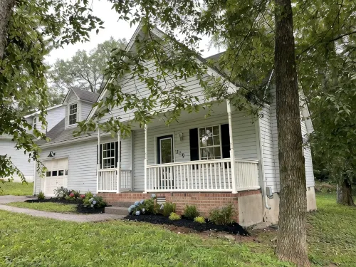 CENTRALLY LOCATED - 4 bedroom- Hancock House - Pet Friendly. 1 gig internet. - 3-Star
