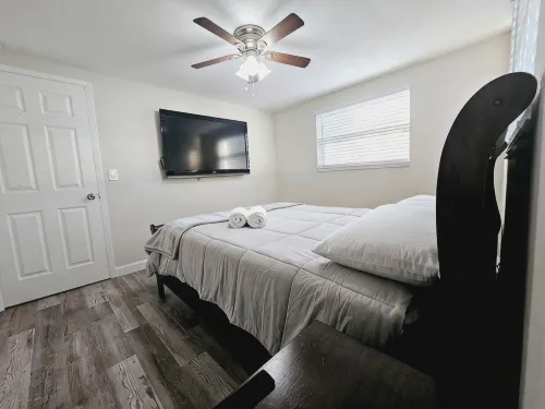 3Br Retreat w/ Private Fence Yard • 16 Min to Siesta Key - Homestays