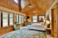 Private Lake Resort: Large Yard, Sandy Beach, Pontoon, Fire Pit, Home Theater - Chalets