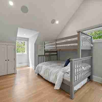 Family Retreat, 3Br Each with Ensuite, Lakeside Community Rooms