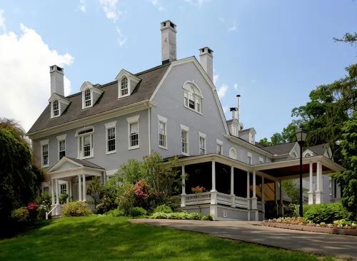 Simsbury 1820 House - parking