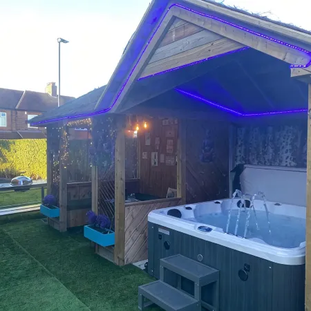 6 Bed-Sleeps 12-Hot Tub-Free Parking-Pet Friendly