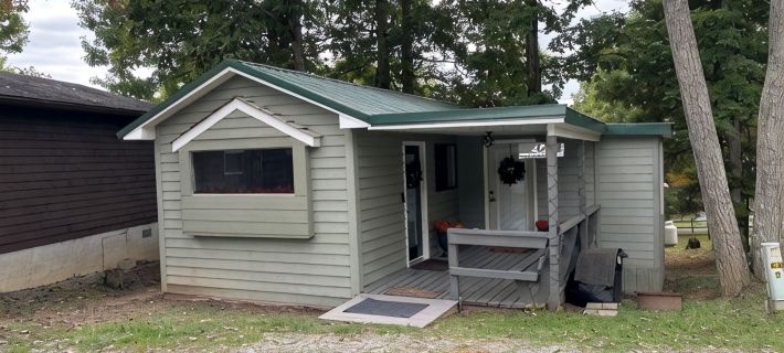 Whispering Pines - a Charming 2-bedroom cabin with WiFi, AC in serene Pipestem Hotels in Summers County