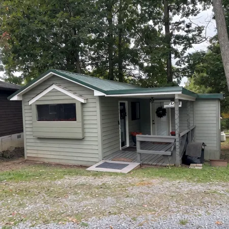 Whispering Pines - a Charming 2-bedroom cabin with WiFi, AC in serene Pipestem