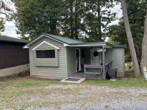 Whispering Pines - a Charming 2-bedroom cabin with WiFi, AC in serene Pipestem - Feriehus