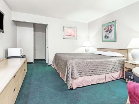 Travelodge by Wyndham la Grande