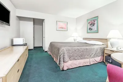 Travelodge by Wyndham la Grande Hotels near Quinn Coliseum