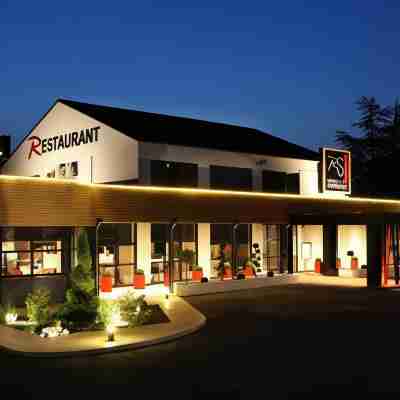 Logis Hotel Relais Saint-Jacques Châteauroux | Complexe Hôtelier Hotel Exterior
