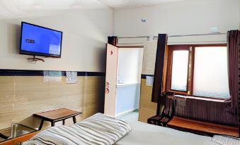 Goverdhan Hotel - Close to Railway Station and Bus Stand