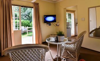 Bushwillow Spacious Cottage for 2 People with Private Garden Access!