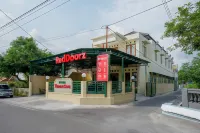 RedDoorz Near Stadion 45 Karanganyar Các khách sạn ở Karanganyar