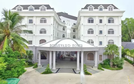 Boulevard Hotel