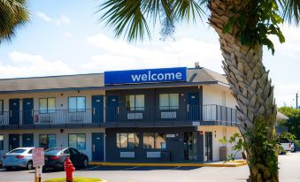 Motel 6 Lantana, FL